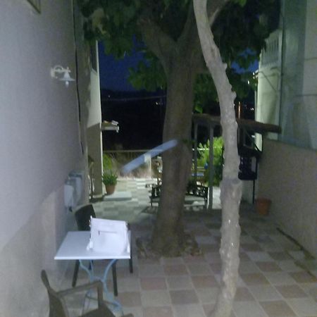 זקינטוס טאון Menegis Apartment מראה חיצוני תמונה